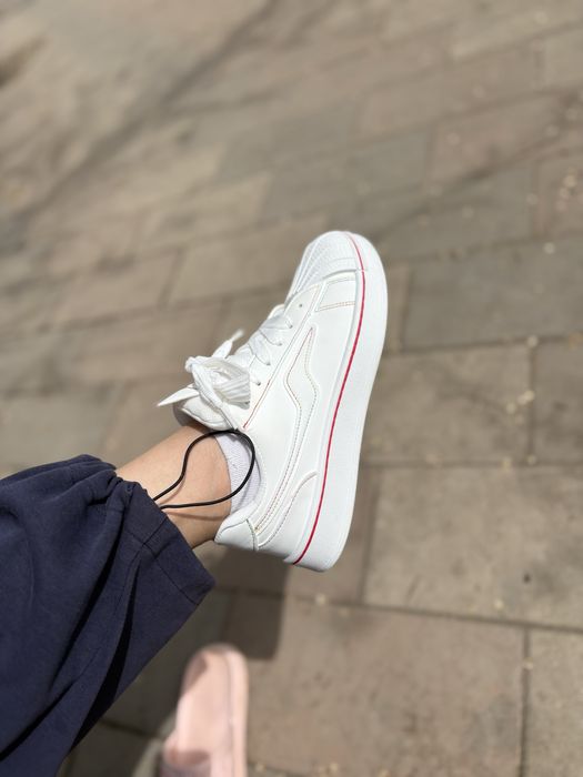 белые кроссовки