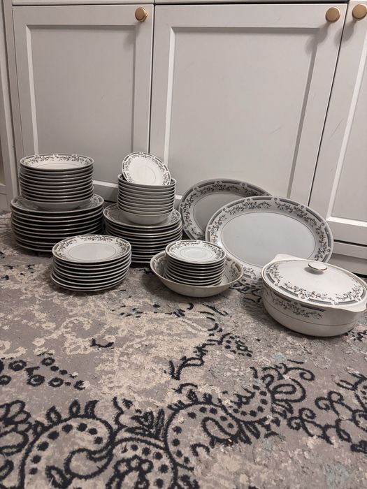 Столовый набор из тарелок