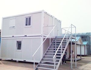 Vand container modular cu etaj pe structura metalică