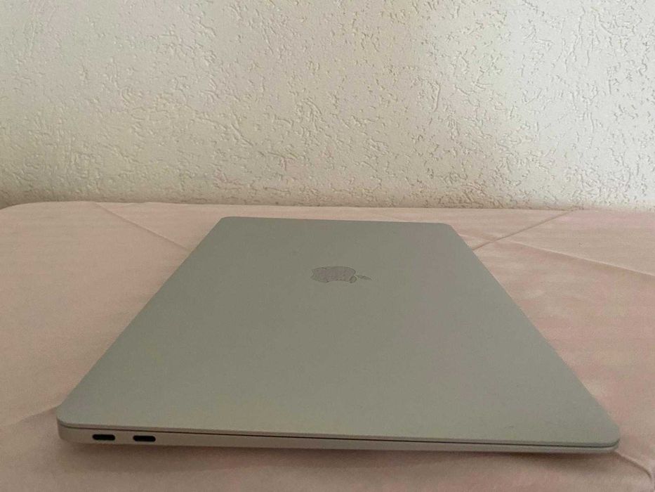Apple MacBook Air 13,3 " M1  Model: A2337