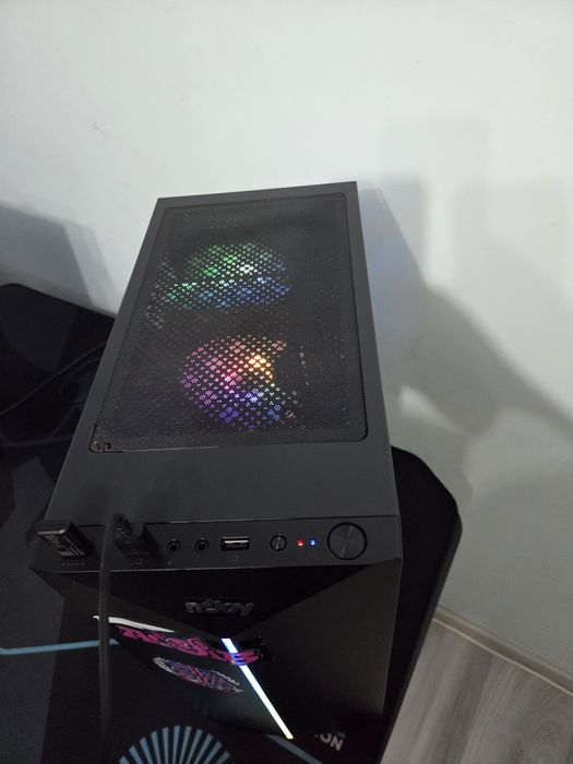 PC Gaming complet  Stare impecabilă(mic defect la sita de praf, si pc ul are stickere pe el.. dar se pot da jos)