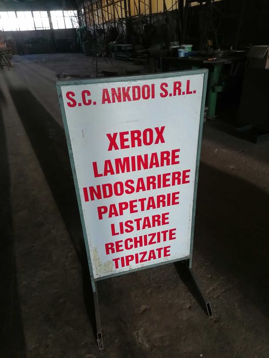 Suport publicitate exterioara magazin