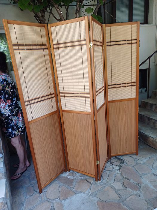 Параван с четири секции.