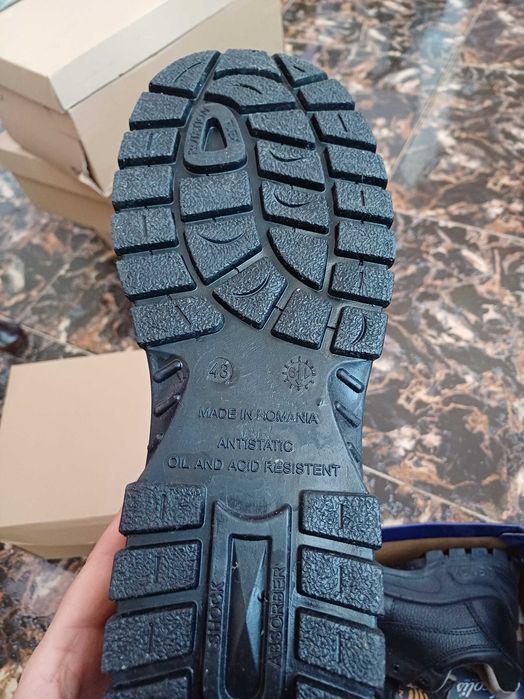 Vând ghete de protectie noi  ,5 perechi ,marime 43-44 ,marcă Lenox