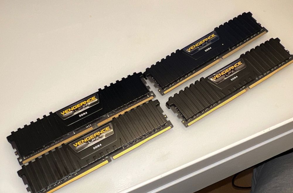 Kit memorii DDR4 (2x8GB) Kingston CL14