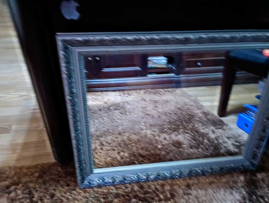 Oglinda  cu rama argintie, 275lei