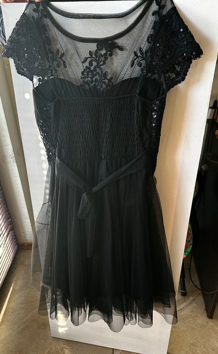 Черна рокля с паети и тюл