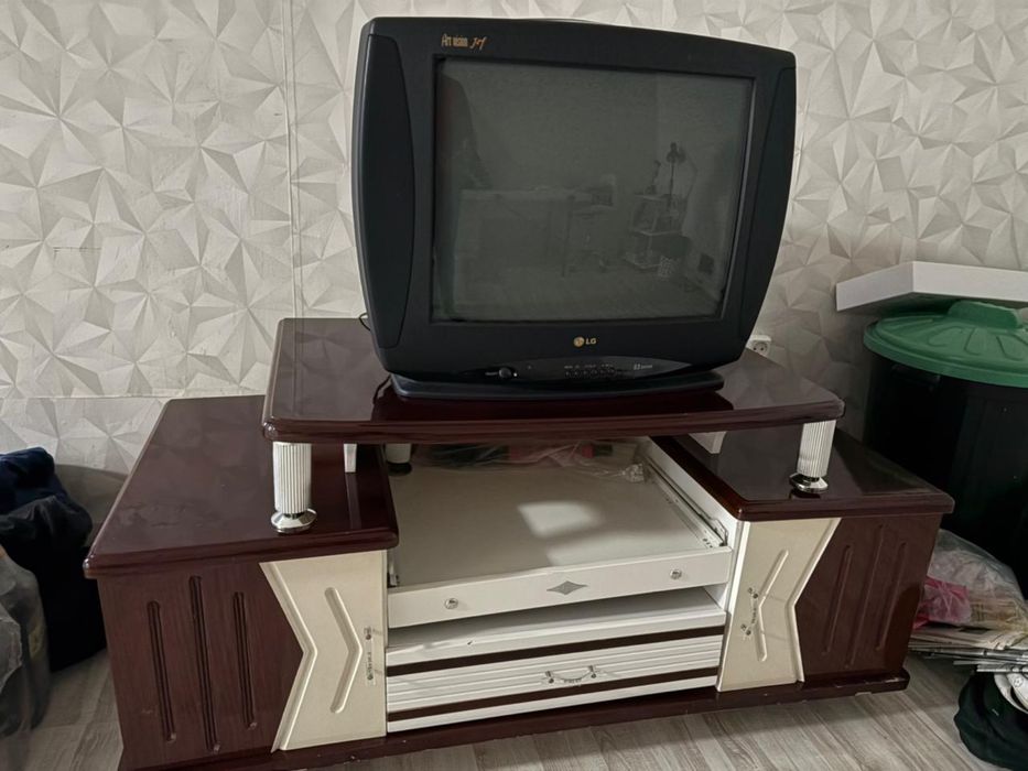 Телевизор вместе с камотом