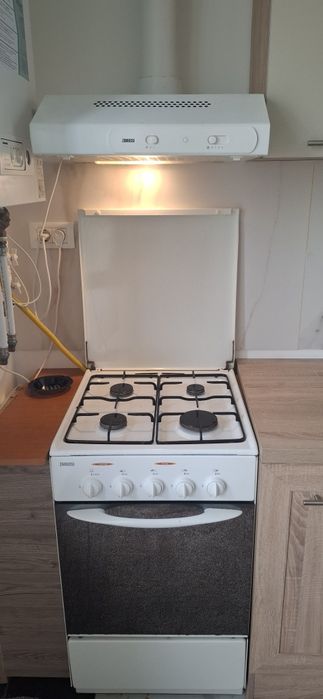 Mobila de bucătărie cu aragaz cuptor hota chiuveta de granit si robine