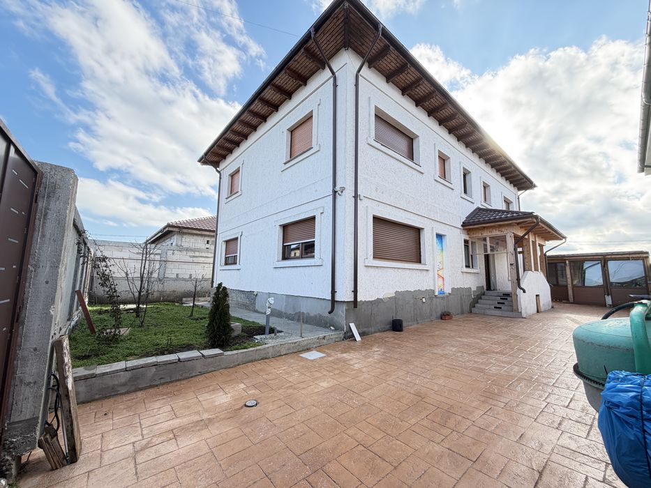 Vand casa P+1 cu curte si bucatarie de vara