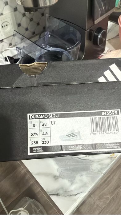 Продам новые кроссовки оригинал адидас