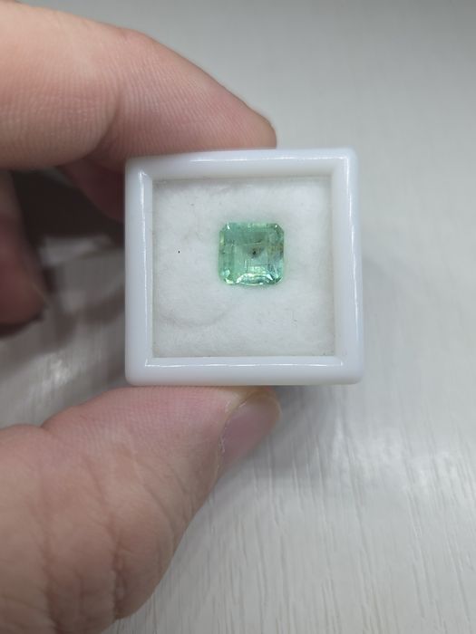 Продам камень изумруд