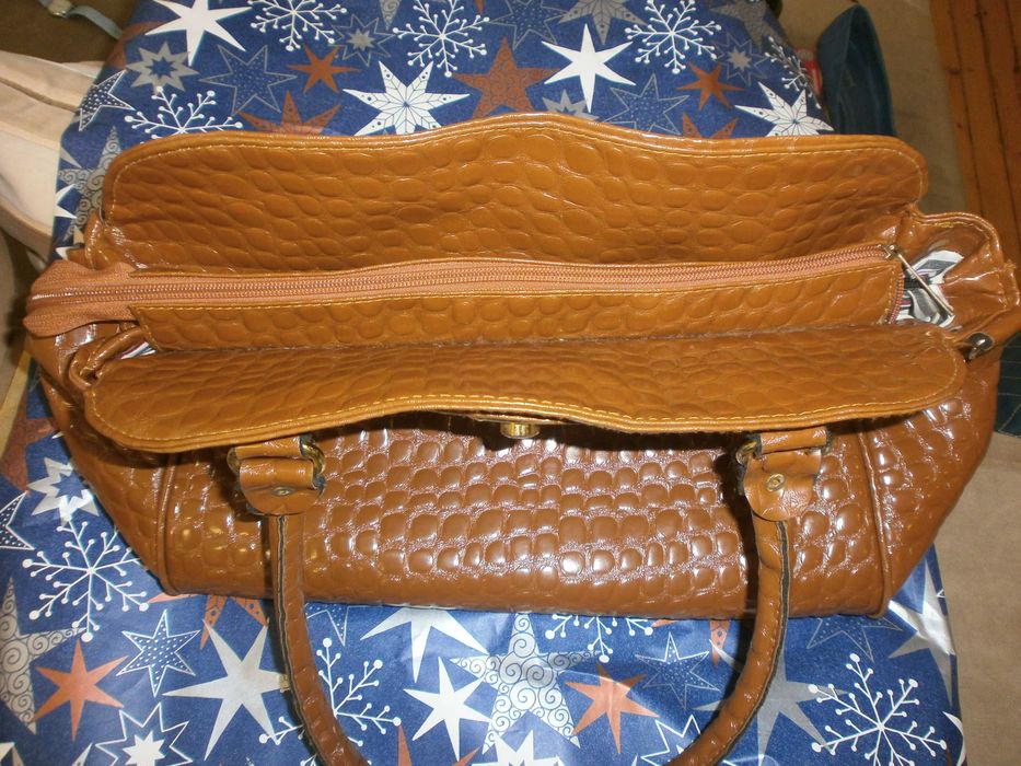 продавам дамски обувки и дамски чанти.