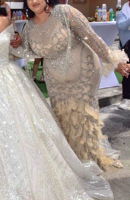 Офицялна рокля бежава