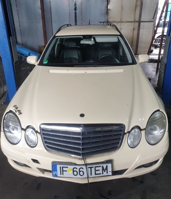 Dezmembrez Mercedes E 220