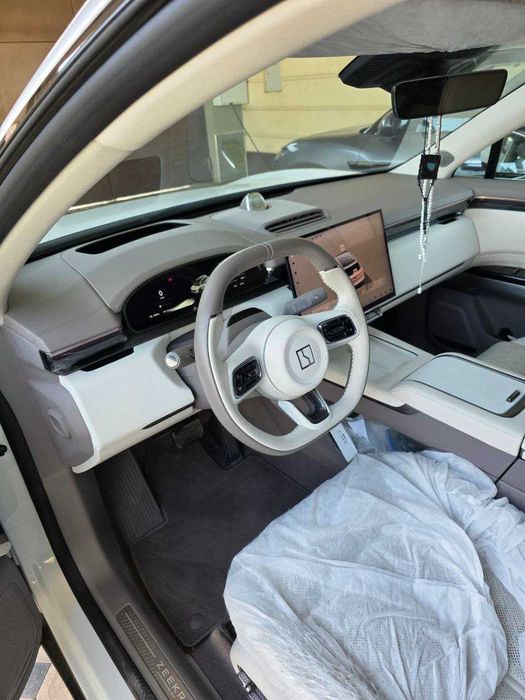 Zeekr 7X 2024 2мотор 704км Пневмоводвеска, супертормоз, Пробег 4300км.