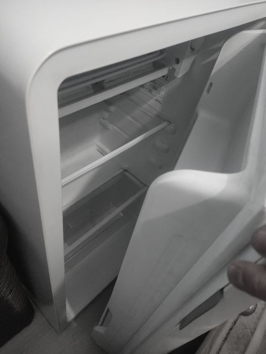 Продам холодильник Midea MDRD142SLF01
