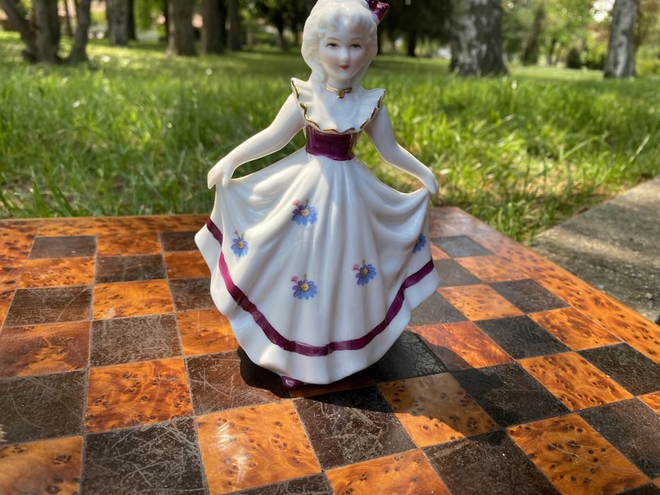 Английска порцеланова фигура с печат р.1.1