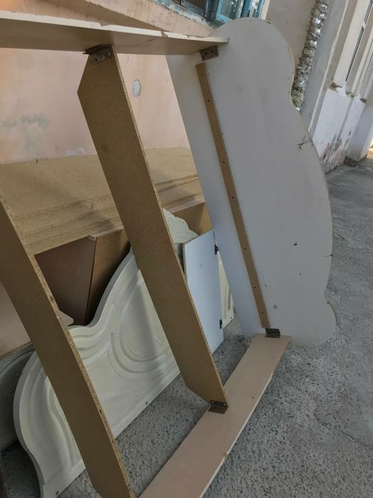 Двухместная кровать, в комплекте имеется зеркало и две тумбочки