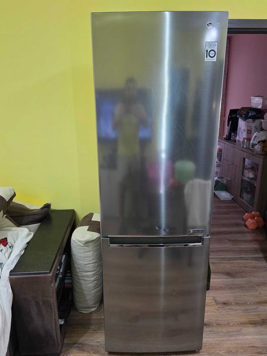 Хладилник с долен фризер