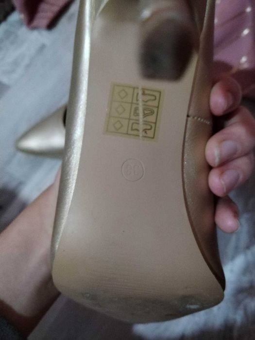 Pantofi stiletto aurii