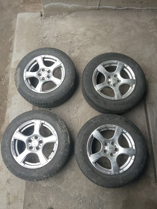 Продам комплект шин с дисками