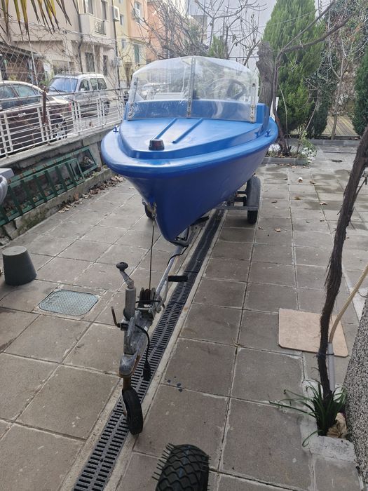 Лодка с колесар за разходка и риболов