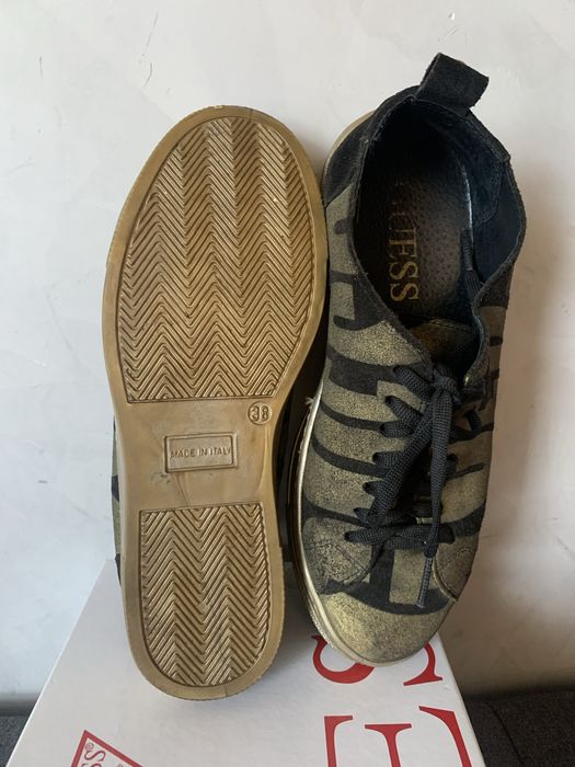 Красиви спортно елегантни кецове(обувки) Guess със златни орнаменти
