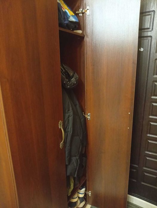 Шкаф и тумбочка с зеркалом