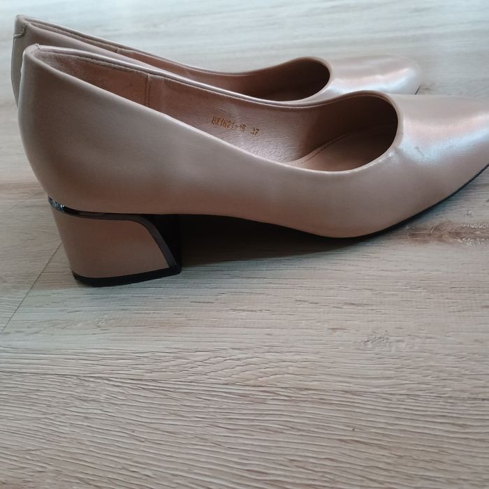 продам туфли на низком каблуке