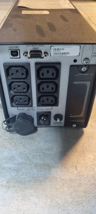 APC Smart-UPS 750 – ca nou, puțin folosit