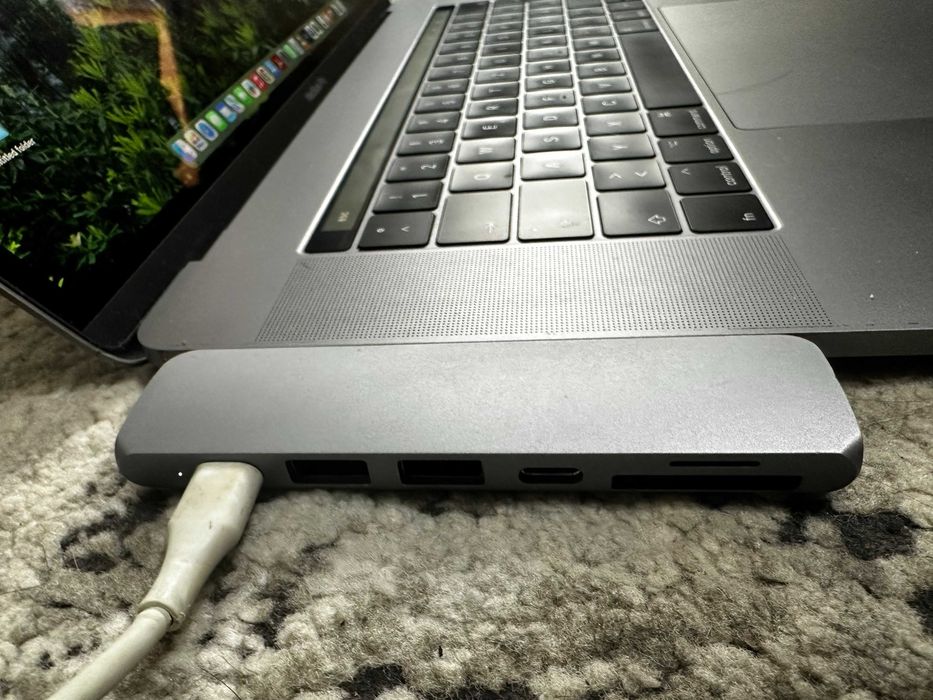 MacBook Pro 15", 2017 2.9 GHz Quad-Core Intel Core i7, 16GB 500GB, mouse Magic 1 A1296, incarcator  A2452, dock USB-C SATECHI