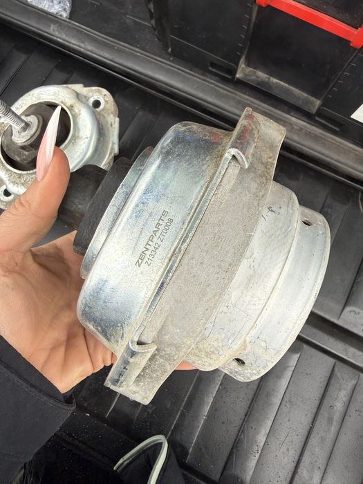 Продам подушки двигателя на х5 е53