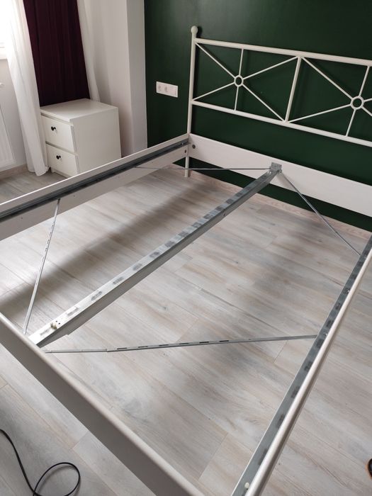 Vând pat metalic alb