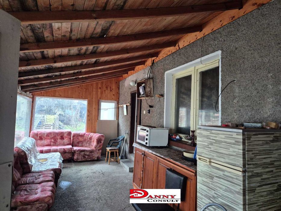 Къща с двор и гараж в гр. Павликени