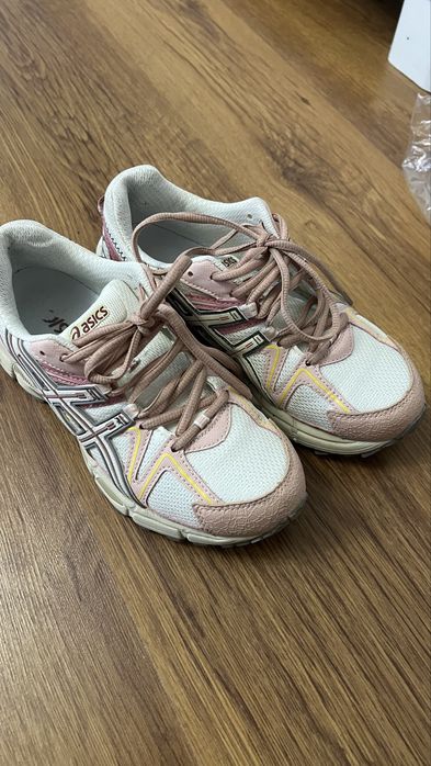 Женские кроссовки asics