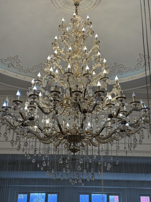 Люстра для большого помещения