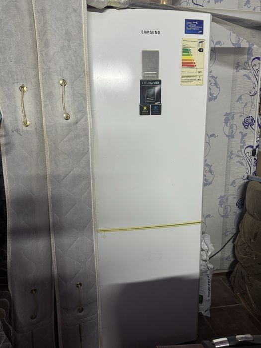 Холодильник рабочий все отделы есть