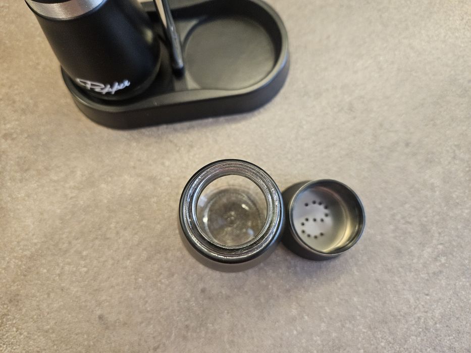 Нов черен комплект:Солница и пиперница