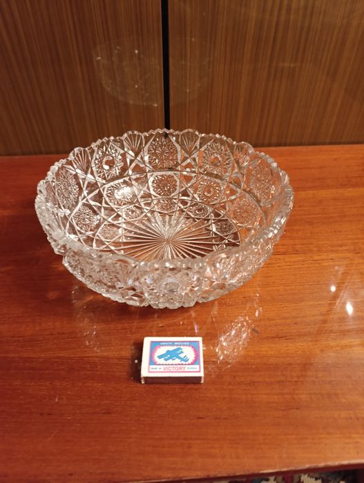 .Хрустальная ваза25,5-9,5 см.графини стаканыЛожки и вилки нержавейка.