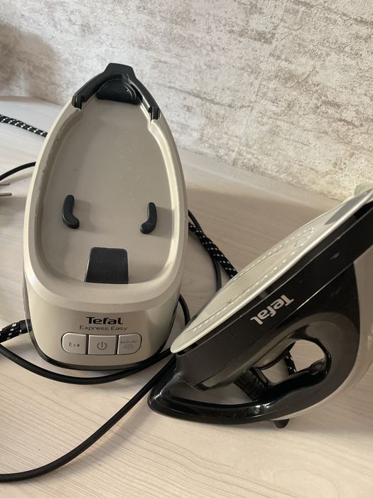 Парогенератор Tefal Express Easy SV6140E0 черный
