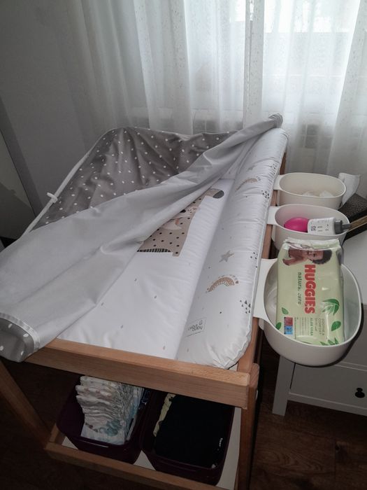Masa de infasat bebelușul Ikea