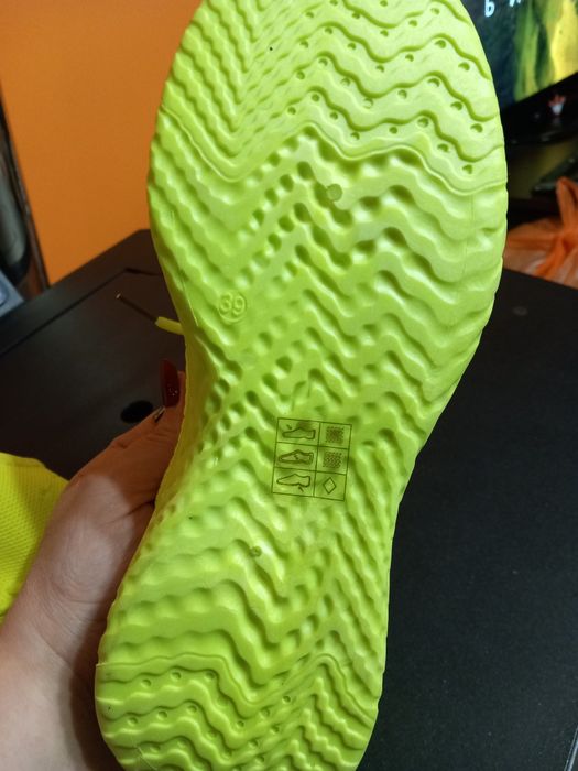 Маратонки чисто нови