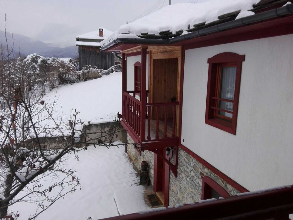 Продавам къща за живеене и къща за гости с голям двор