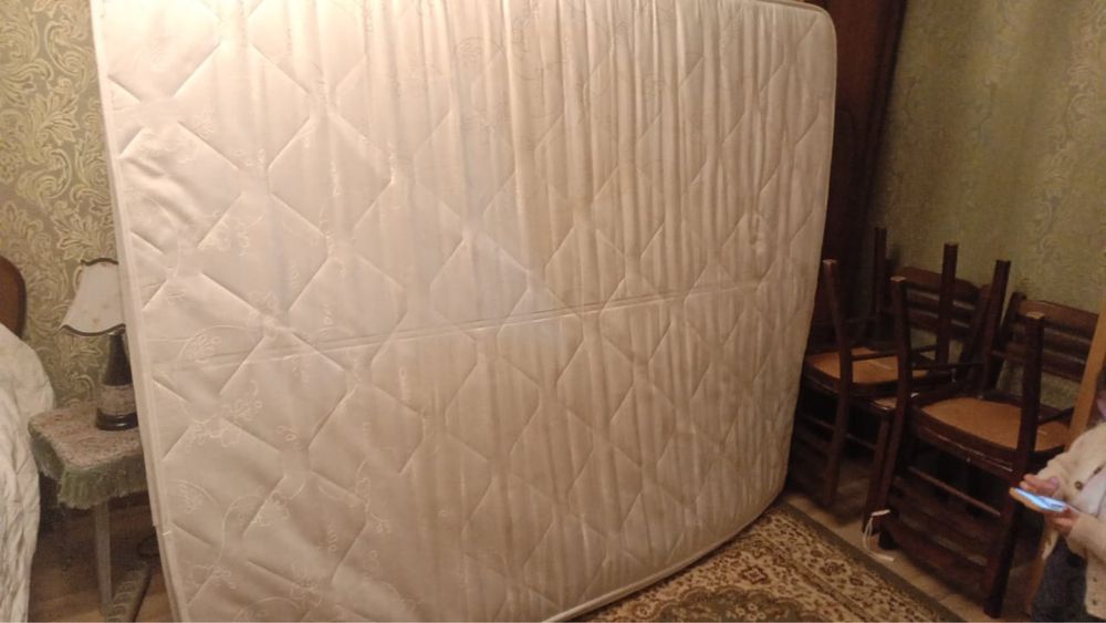 Продам двухспальный матрас 2х1.6