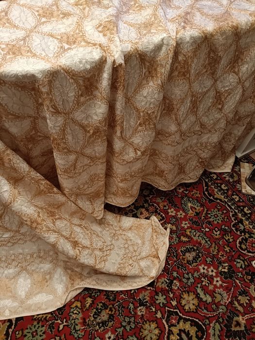 Вышатая золотой ниткой скатерть с салфетками