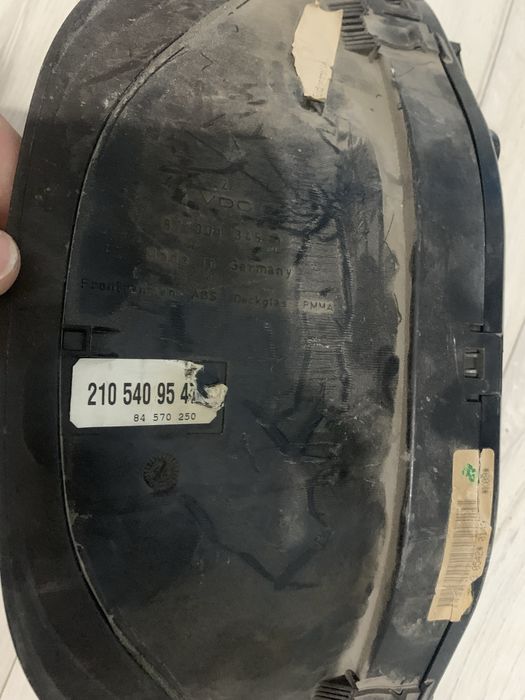 Щиток прибора 210