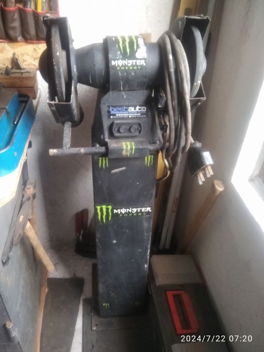 Голям трифазен шмиргел със стойка.