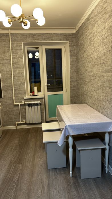 Стол три стулями