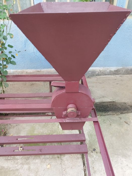 Moară cu ciocanele pentru cereale/ ardei boia pe cadru metalic